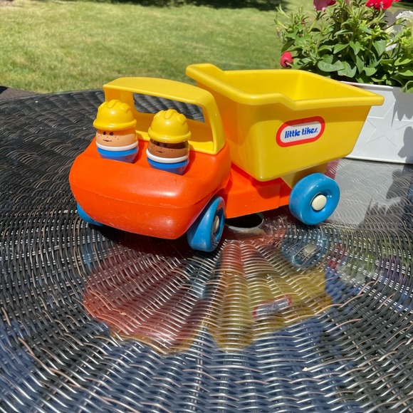 1980’s Little Tikes Toddle Tots Dump Truck with Original Construction Workers - Picture 1 of 12